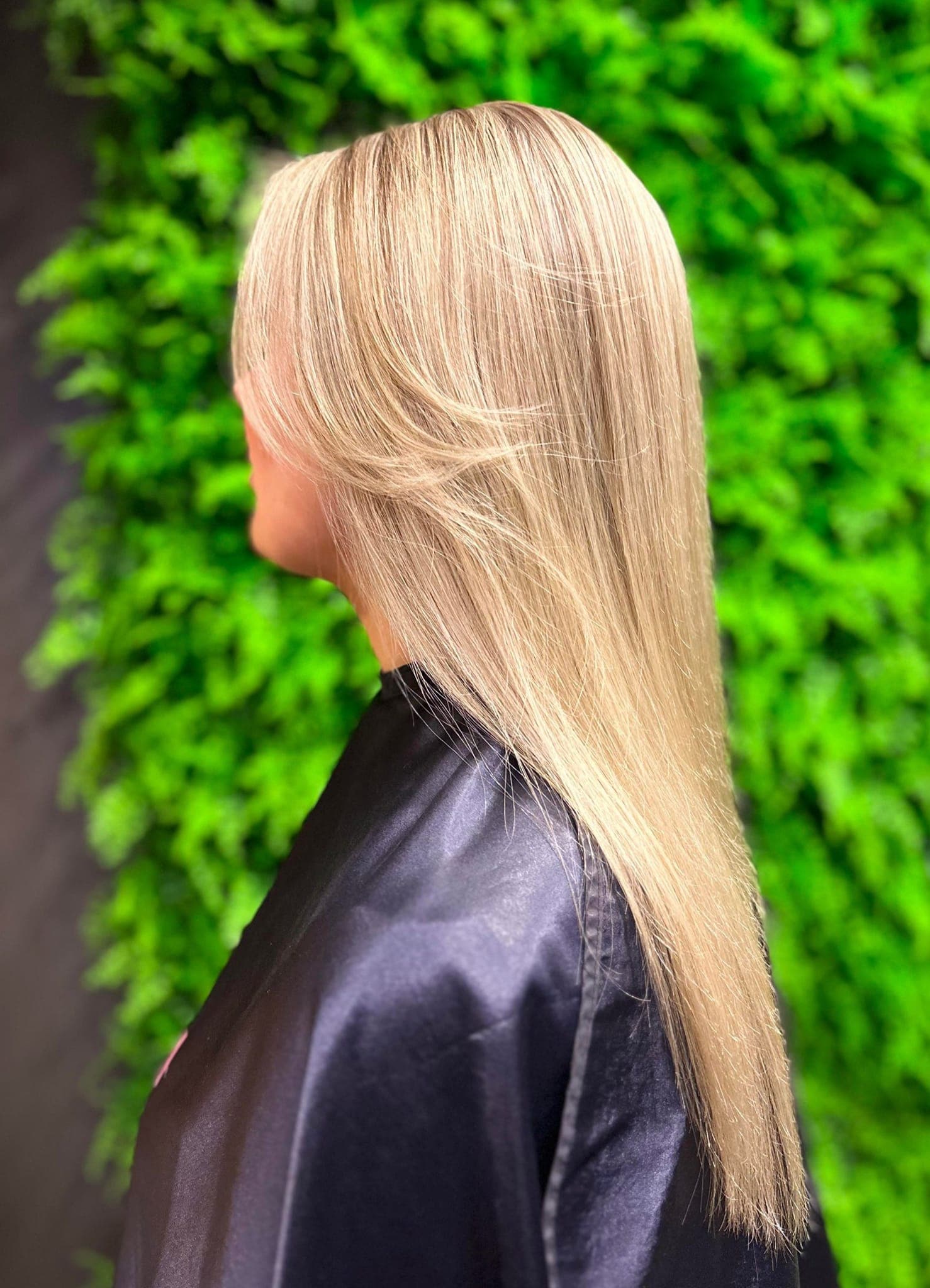 Lyse striper lagt i ettervekst på langt blondt hår hos Color Bar