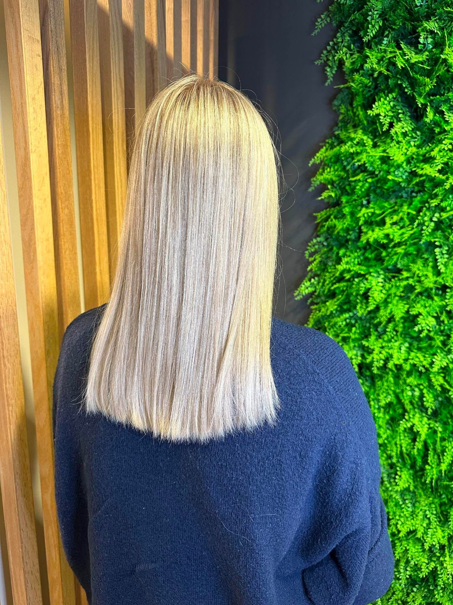 Lyst blondt hår etter bleking av ettervekst hos Color Bar
